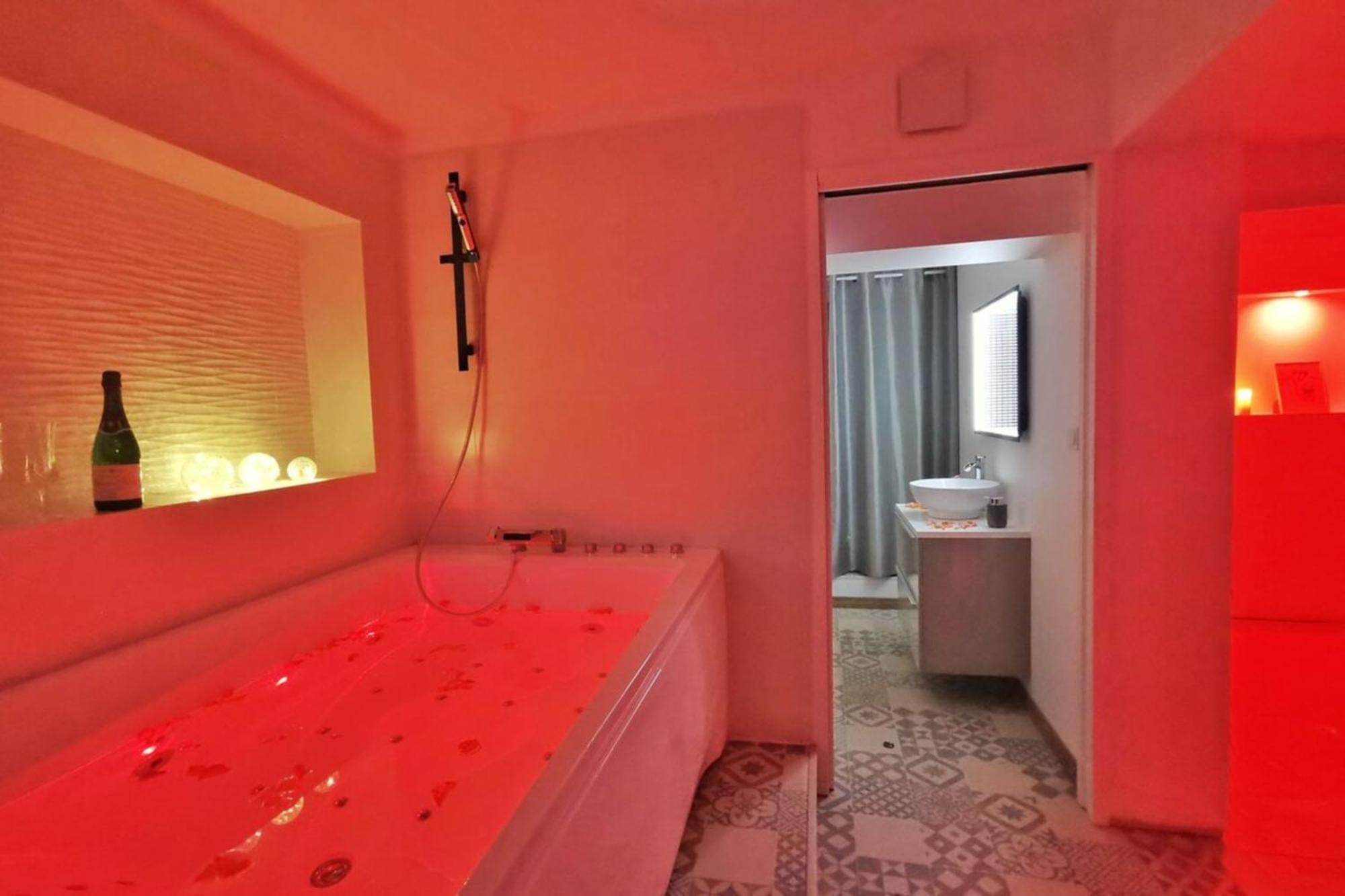 Love Room Perpignan Jacuzzi & Ambiance Romantique Villeneuve-de-la-Raho Exterior foto